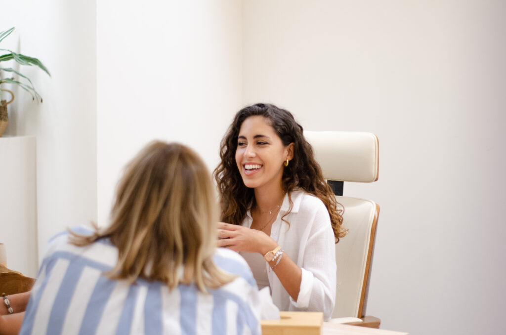 Beatriz Psicóloga sonriendo en consulta